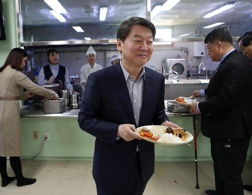 식판 든 안철수 전 대표