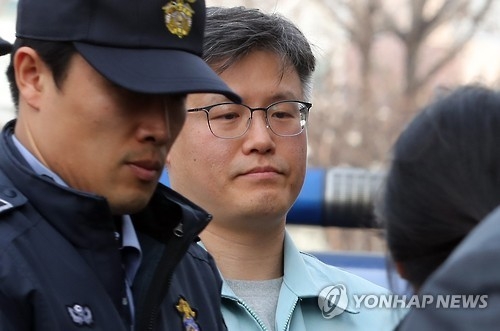 정호성, 취재진 질문에 침묵(서울=연합뉴스) 이정훈 기자 = 정호성 전 청와대 부속비서관이 탄핵심판 7차 변론기일인 19일 오후 서울 종로구 헌법재판소 대심판정에 증인으로 출석하고 있다. 2017.1.19uwg806@yna.co.kr(끝)
