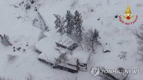 지진 후 발생한 눈사태가 덮친 이탈리아 중부 산간 마을의 호텔