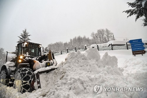 폭설과 지진의 이중고를 겪고 있는 이탈리아 중부 산간 마을