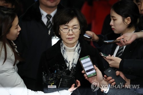 취재진 질문 듣는 최경희 전 총장(서울=연합뉴스) 윤동진 = '비선 실세' 최순실의 딸 정유라의 이화여대 입학·학사 특혜 비리를 주도한 혐의를 받는 최경희 전 이화여대 총장이 24일 오전 영장실질심사를 받기 위해 서울 서초구 서울중앙지법에 도착, 취재진의 질문을 듣고 있다. 2017.1.24 mon@yna.co.kr