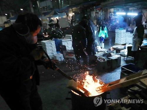 (서울=연합뉴스) 한종찬 기자 = 강추위가 계속된 31일 오전 서울 중구 중림시장에서 상인들이 모닥불을 지펴놓고 몸을 녹이고 있다. 2017.1.31
