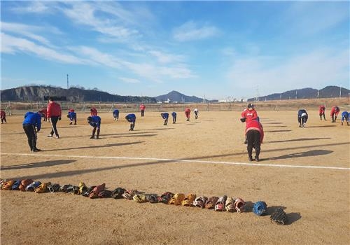구슬땀 흘리는 학강초 야구부원들.