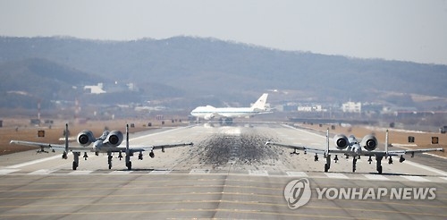 미국 국방장관 전용기와 A-10 공격기