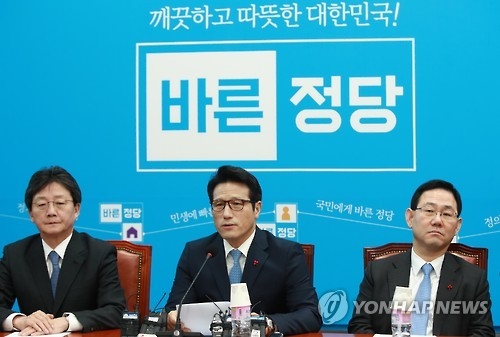 옛 여당 대표실로 돌아온 바른정당 "우리가 보수적통" - 1