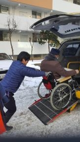 부천시설관리공단 운전기사가 복지택시에 노인을 태우는 모습