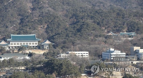 청와대 본관(왼쪽)과 관저(오른쪽)