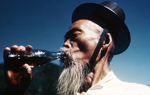 콜라 마시는 노인