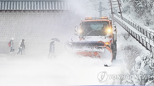 주말 중부지역 폭설…안전처 긴급대책회의 - 1