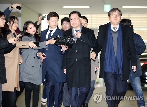 굳은 얼굴의 특검보