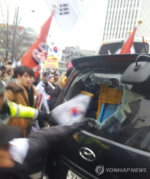 탄핵 반대집회 행진도중 차량과 시비붙어 파손