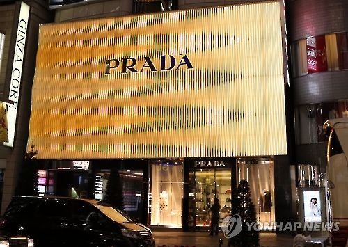 中 명품쇼핑족의 귀환…해외 대신 중국서 럭셔리쇼핑 - 2