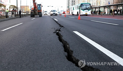 쩍 벌어진 도로..교통통제