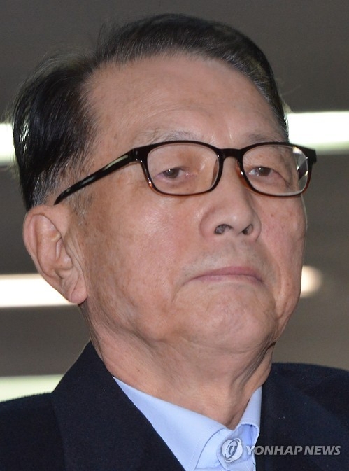 특검 소환된 김기춘 (서울=연합뉴스) 박동주 기자 = '문화예술계 블랙리스트' 작성 및 주도 혐의로 구속된 김기춘 전 청와대 비서실장이 30일 오후 서울 강남구 대치동 특검 사무실로 향하고 있다. 2017.1.30pdj6635@yna.co.kr(끝)