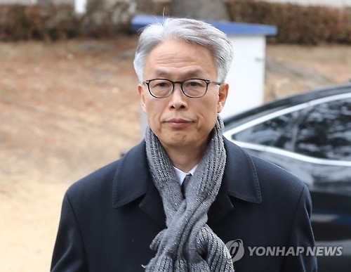 헌재로 향하는 정현식 전 K 스포츠재단 사무총장(서울=연합뉴스) 이상학 기자 = 7일 오전 서울 종로구 재동 헌법재판소에서 열린 박근혜 대통령 탄핵심판 사건 11차 변론에 정현식 전 K 스포츠재단 사무총장이 참석하고 있다. 2017.2.7leesh@yna.co.kr(끝)