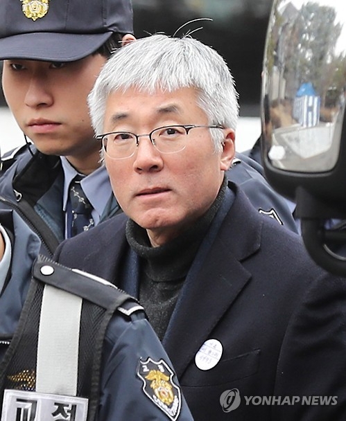 호송차에서 내리는 김종덕 전 장관 (서울=연합뉴스) 이상학 기자 = 김종덕 전 문화체육관광부 장관이 7일 오후 서울 종로구 재동 헌법재판소에서 열린 박근혜 대통령 탄핵심판 사건 11차 변론에 증인으로 출석, 호송차에서 내려 이동하고 있다. 2017.2.7leesh@yna.co.kr(끝)
