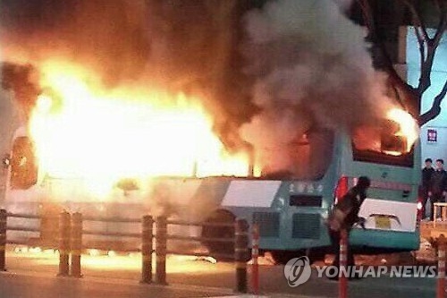 버스 불나면 탈출 어려워…문 못열고, 강화유리 깰 망치 못찾아 - 1