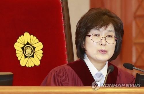 발언하는 이정미 헌법재판소장 권한대행