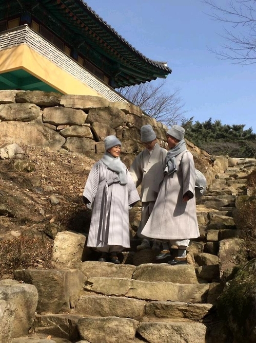 (울산=연합뉴스) 김기훈 기자 = 울산 석남사에서 바랑을 멘 스님들이 담소를 나누며 걸어가고 있다. 올해 동안거는 오는 11일 끝난다. 2017.2.7.kihun@yna.co.kr