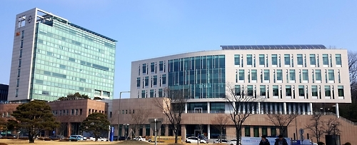 양분순빌딩(오른쪽)과 2003년 준공된 정문술빌딩