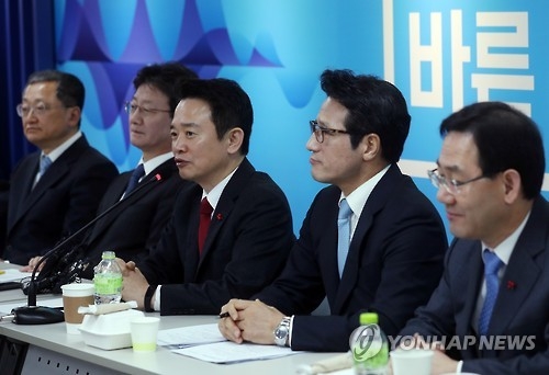 바른정당 "朴대통령 도망다니지 말라"…대면조사·특검연장 압박 - 1