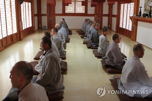 충주의 한 사찰에서 동안거 중인 스님들