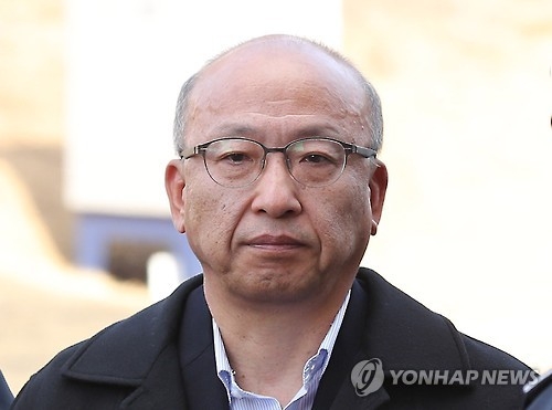 굳은 표정 증인 출석하는 문형표 (서울=연합뉴스) 이상학 기자 = 문형표 국민연금공단 이사장(전 보건복지부 장관)이 9일 오후 서울 종로구 재동 헌법재판소에서 열린 박근혜 대통령 탄핵심판 사건 12차 변론에 증인으로 출석하고 있다. 2017.2.9leesh@yna.co.kr(끝)