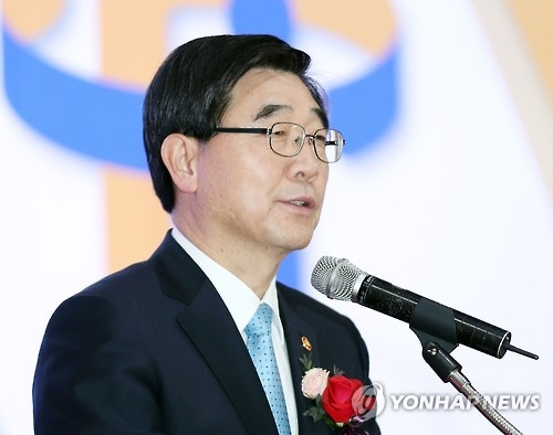 민노총, 이기권장관 '사위 특채 의혹' 고발…노동부 "사실무근" - 1