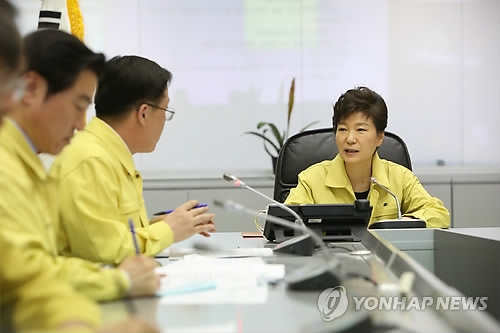<여객선침몰> 중앙재난안전대책본부 방문한 박 대통령(서울=연합뉴스) 박근혜 대통령이 진도 인근 해상에서 발생한 세월호 침몰 사고와 관련 16일 오후 정부서울종합청사 중앙재난안전대책본부를 방문, 가능한 모든 인력과 장비를 동원해 생존자 구조에 최선을 다해달라고 당부하고 있다. 2014.4.16 << 청와대 제공 >>jeong@yna.co.kr(끝)