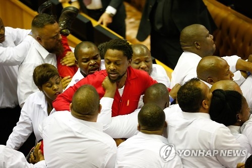 몸싸움을 벌이는 남아공 야당 의원들과 이들을 끌어내는 보안요원들.