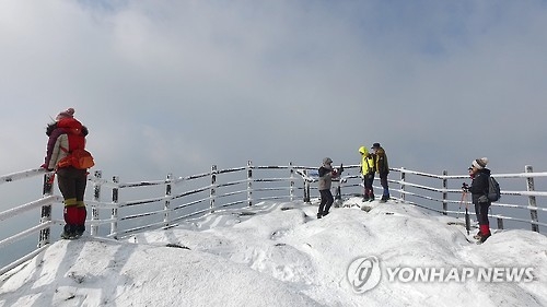 '늦겨울 즐기자' 충북 유명산·유원지 인파 북적 - 1