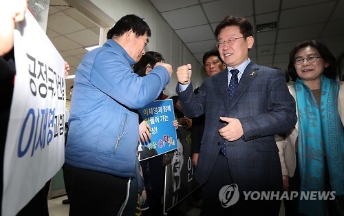 지지자들 만난 이재명(안동=연합뉴스) 김준범 기자 = 이재명 성남시장이 12일 오전 경북 안동시청에서 지지자들을 만나 인사하고 있다. 2017.2.12