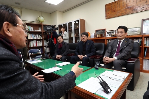 13일 5·18기념재단 방문한 송영길 의원(오른쪽).
