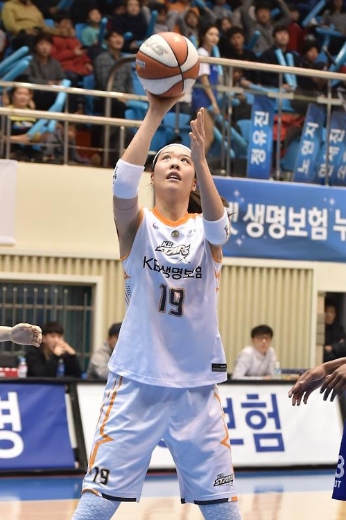 골밑슛 던지는 박지수