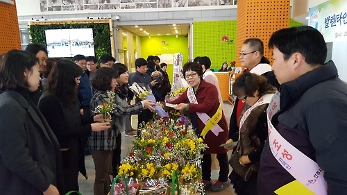 "인사때 꽃 선물합시다"…'청탁금지법'에도 꽃 선물 권장 이유는 - 1
