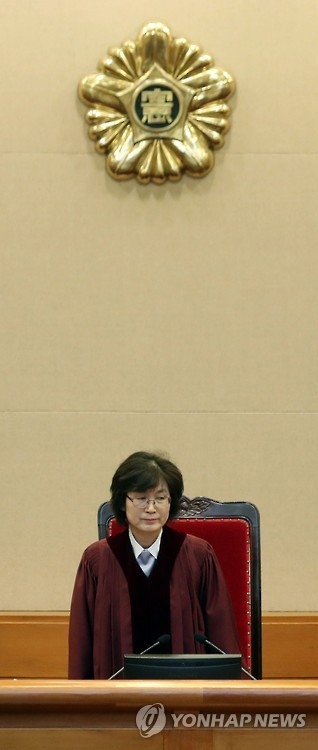 이정미 헌재소장 권한대행 입장(서울=연합뉴스) 신준희 기자 = 14일 오전 서울 종로구 헌법재판소에서 열린 박근혜 대통령 탄핵심판 13차 변론.이정미 헌법재판소장 권한대행이 입장하고 있다. 2017.2.14hama@yna.co.kr(끝)