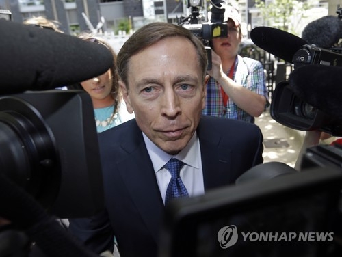 법정을 나서는 데이비드 퍼트레이어스 전 미국 중앙정보국장[AP=여합뉴스 자료 사진