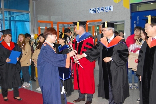 "졸업 축하합니다"