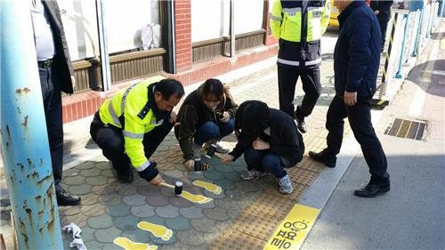 횡단보도 앞 '노란발자국'