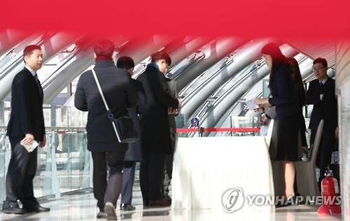 전경련 이사회 참석하는 이사들(서울=연합뉴스) 정하종 기자 = 17일 오전 서울 영등포구 여의도 전경련 콘퍼런스센터에서 열린 전경련 이사회장으로 이사들이 입장하고 있다. 2017.2.17chc@yna.co.kr