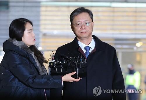 우병우, 여전히 "최순실 모른다"(서울=연합뉴스) 김주성 기자 = 우병우 전 청와대 민정수석비서관이 18일 오전 서울 강남구 대치동 특검 조사실로 향하던 중 취재진의 질문을 받고 있다. 우 전 수석은 '최순실씨를 모르느냐'는 질문에 "모른다"고 답했다. 우 전 수석은 최순실 씨의 국정농단 의혹과 관련, 이석수 전 대통령 직속 특별감찰관의 내사를 방해하고 이 전 감찰관의 해임을 주도한 혐의에 대해 피의자 신분으로 조사를 받는다. 2017.2.18utzza@yna.co.kr