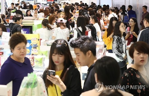 유커(중국인 관광객)으로 붐비는 서울시내 면세점 