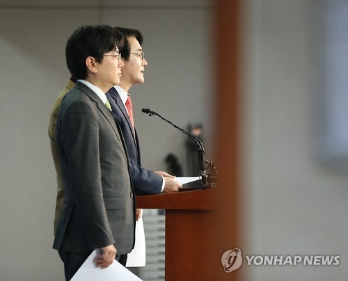 상법개정안 통과 촉구 회견하는 박용진 의원(서울=연합뉴스) 안정원 기자 = 더불어민주당 박용진 의원이 1일 국회 정론관에서 자사주를 이용해 대주주의 지배력 강화를 막는 상법개정안(일명 이재용법)의 2월 국회 통과를 촉구하고 있다. 2017.2.1jeong@yna.co.kr