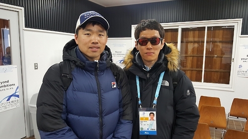 이재권(왼쪽) 평창조직위 베뉴매니저와 정낙규 테스트이벤트지원팀장. (삿포로=연합뉴스)