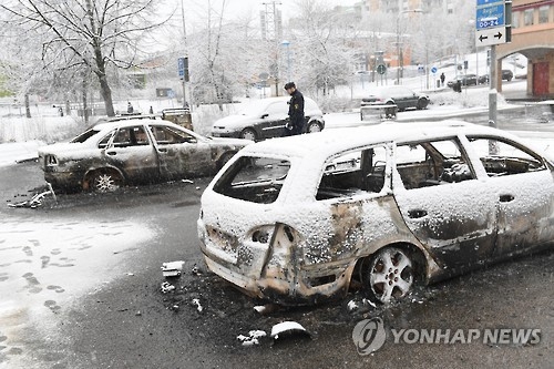 20일 스웨덴 링케뷔에서 일어난 폭동으로 차량 여러대가 전소됐다.
