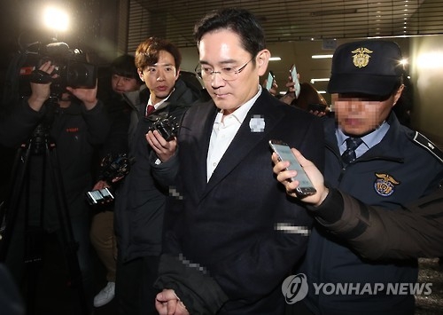뇌물공여 등의 혐의로 구속된 삼성전자 이재용 부회장이 20일 새벽 서울 강남구 특검사무실에서 조사를 마친 뒤 구치소로 돌아가는 호송차로 향하고 있다.