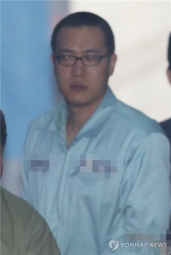 첫 공판 출석하는 김동선(서울=연합뉴스) 양지웅 기자 = 술에 취해 주점 종업원을 때리고 순찰차를 파손한 혐의로 구속된 김승연 한화그룹 회장의 셋째 아들 김동선(28)씨가 22일 오전 서울 서초구 서울중앙지법에서 열린 첫 공판에 출석하고 있다. 2017.2.22yangdoo@yna.co.kr (끝)