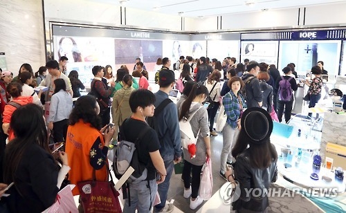 면세점 매출 절반 이상은 화장품…중국 관광객 영향 - 1