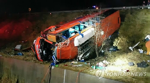 아수라장 된 단양 버스 추락 사고 현장.