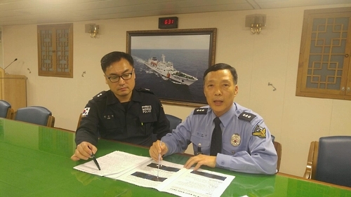 당시 상황 설명하는 3015함 김충관 함장(우)과 성윤창 부함장